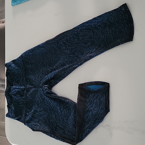 LIKE NEW Lululemon Athletica Speed Crops, Size 4, Blue, Black - Picture 8 of 9